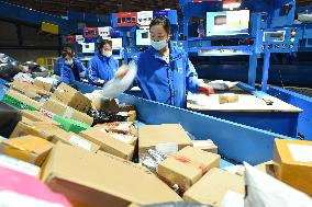 Double 11 Shopping Carnival Logistics Peak in Lianyungang