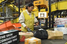 Double 11 Shopping Carnival Logistics Peak in Lianyungang