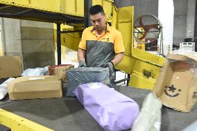 Double 11 Shopping Carnival Logistics Peak in Lianyungang