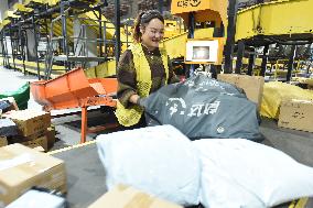 Double 11 Shopping Carnival Logistics Peak in Lianyungang