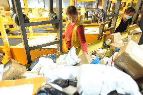 Double 11 Shopping Carnival Logistics Peak in Lianyungang