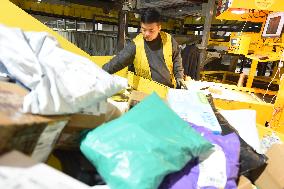 Double 11 Shopping Carnival Logistics Peak in Lianyungang