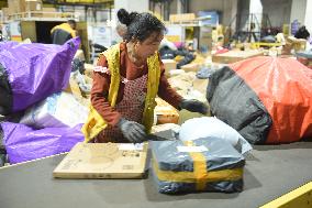 Double 11 Shopping Carnival Logistics Peak in Lianyungang