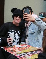 Pink Signs Autographs - NYC