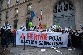 Climate Protest Outside Ministry - Paris