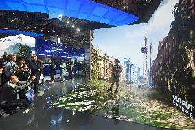 Visitors Experience New Tech At The 6TH CIIE in Shanghai
