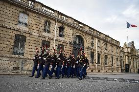 Elysee Brings Back Public Changing Of Guard - Paris