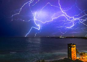 Heavy Downpours And Lightning Strikes Were Seen In Colombo