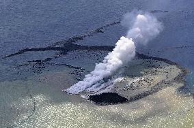 CORRECTED: Plume in ocean off Iwoto Island