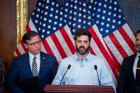 Bipartisan Candlelight Vigil At The US Capitol - Washington