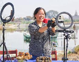 Farmer Sells Crabs Via a Live Webcast in Haian