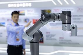 (CIIE)CHINA-SHANGHAI-CIIE-CUTTING-EDGE TECHNOLOGIES (CN)