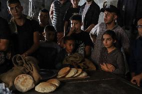 (FOCUS) MIDEAST-GAZA-PALESTINIAN-ISRAELI CONFLICT-BREAD