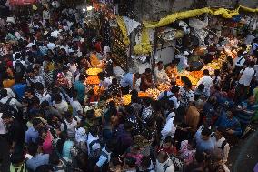 People Throng Market On Dhanteras In Mumbai