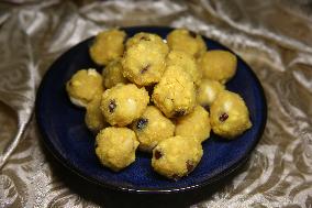 Boondi Laddus Being Prepared During The Festival Of Diwali