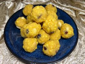 Boondi Laddus Being Prepared During The Festival Of Diwali