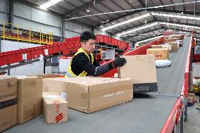 Xinhua Headlines: Improved logistics spur global market in "Double 11" shopping festival