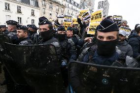 Demonstration In Paris At The Square Des Martyrs Juifs Du Velodrome D'Hiver