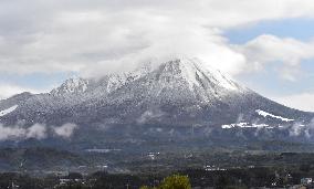 Mt. Daisen gets season's 1st snowcap