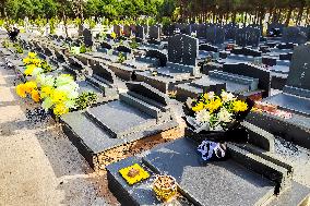 People Sweep The Grave in Anyang