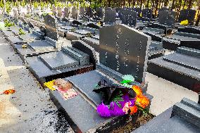 People Sweep The Grave in Anyang