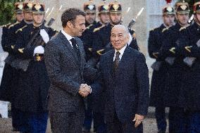 Emmanuel Macron greets King Norodom Sihamoni - Paris