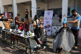 MIDEAST-GAZA-DISPLACED PEOPLE-HAIRCUT