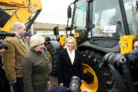 US donates 40 excavators to eastern and southern regions of Ukraine