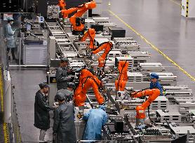 Xinhua Headlines: Reasons why more young Chinese graduates opt for manufacturing jobs