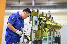Xinhua Headlines: Reasons why more young Chinese graduates opt for manufacturing jobs