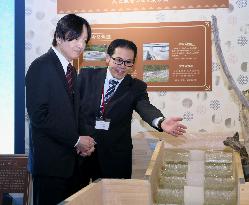 Japan crown prince visits aquarium