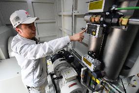 CHINA-HUNAN-ZHUZHOU-ELECTRIC SHUNTING LOCOMOTIVE-ROLLING OFF (CN)