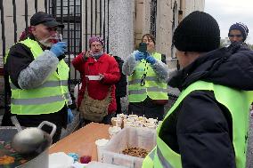 Volunteers distribute food to needy in Odesa