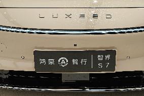 Luxeed S7 New Energy Vehicle at a Huawei Store in Shanghai