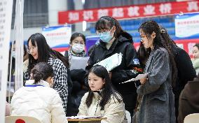 A Campus Job Fair in Huai 'an
