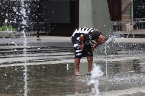 People Enjoy The Heat In São Paulo, Brazil