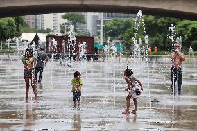 People Enjoy The Heat In São Paulo, Brazil