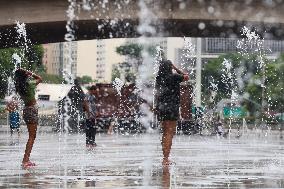 People Enjoy The Heat In São Paulo, Brazil