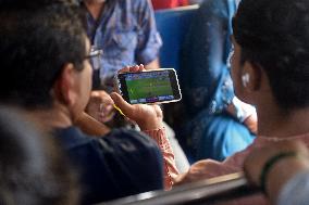 Passenger Is Seen Watching Online World Cup Cricket Final In Mumbai