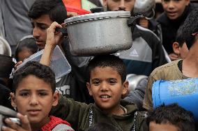 MIDEAST-GAZA-PALESTINIAN-ISRAELI CONFLICT-FOOD RELIEF
