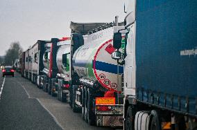 Polish carriers block trucks with dangerous goods