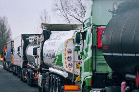 Polish carriers block trucks with dangerous goods