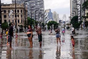 People Enjoy The Heat In Sao Paulo