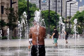 People Enjoy The Heat In Sao Paulo