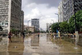 People Enjoy The Heat In Sao Paulo