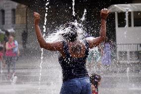 People Enjoy The Heat In Sao Paulo