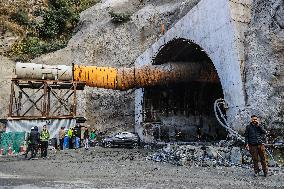 Labourers Work On A Tunnel In Jammu Kashmir