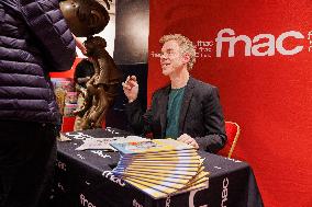 Delaf Signs Copies Of New Gaston Lagaffe - Paris