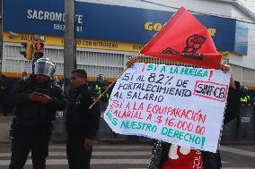 Workers Of Bachilleres School Strike