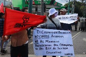 Workers Of Bachilleres School Strike